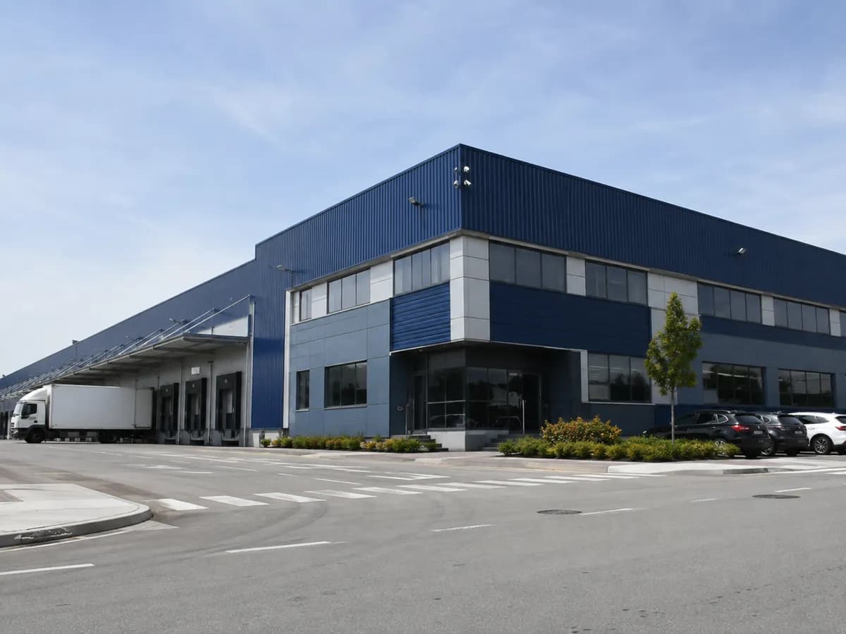 Centro de distribución con andenes de carga y camión en el andén