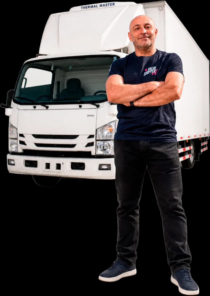 Prestador de Valdishopper junto a su camión refrigerado