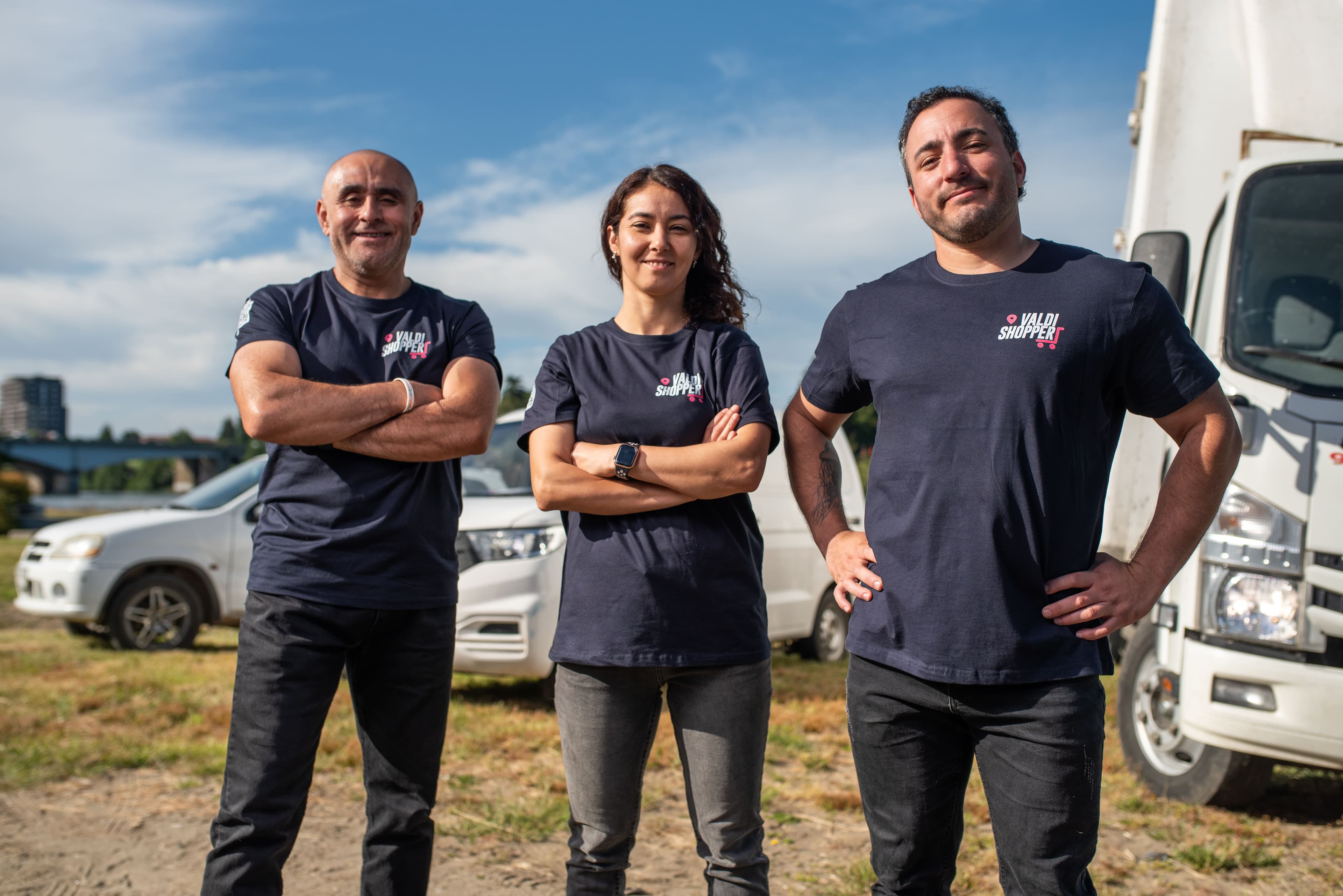 Equipo de Valdishopper junto a sus vehículos de reparto