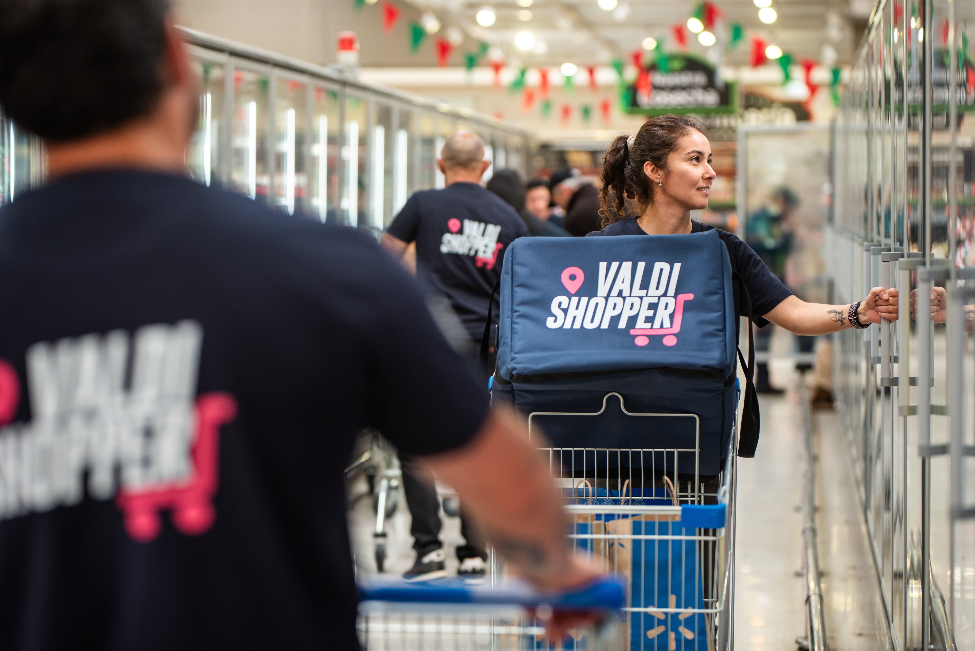 Shopper de Valdishopper con su mochila de reparto en un supermercado